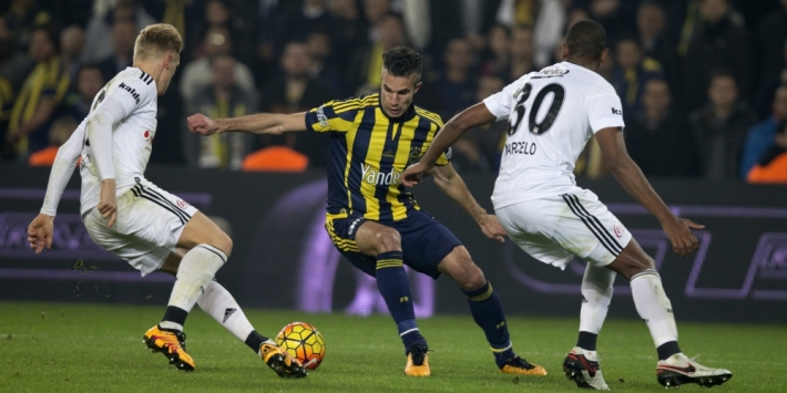 Van Persie bezorgt Advocaat punt met Fenerbahçe