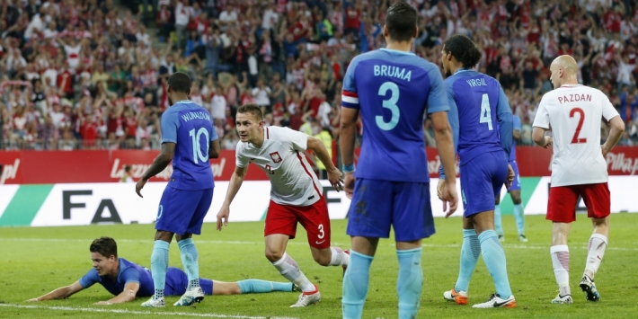 Ajax-opponent wisselt ene international in voor de andere