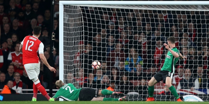 Arsenal neemt na rust afstand van vijfdeklasser Lincoln