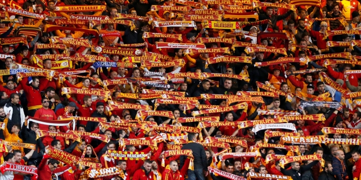 Knokken: speler Galatasaray geeft kopstoot aan ploeggenoot