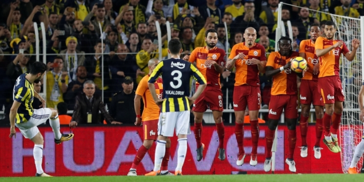 Galatasaray slaat aanval Fenerbahçe af en blijft koploper