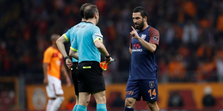 Arda krijgt schorsing van 16 duels na duw op arbiter