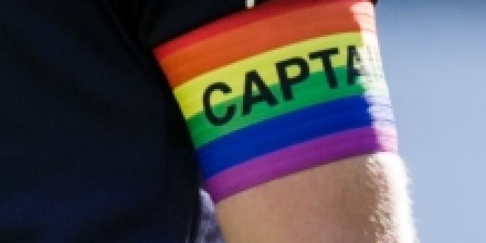 Captains dit weekend met regenboogband: "Helaas noodzakelijk"