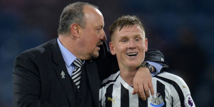 Video: Newcastle-speler Ritchie gaat de wereld over met misser