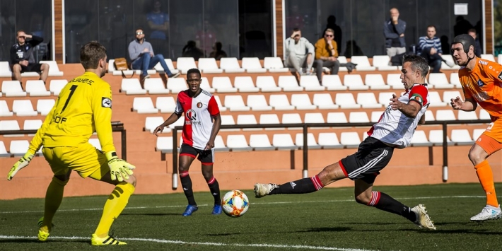 Van Persie etaleert klasse bij gewonnen laatste oefenduel