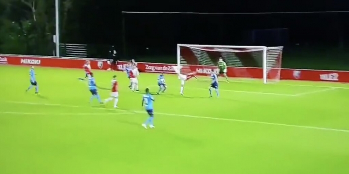 Video: Zlatan-achtige hakbal van Jong FC Utrecht'er Van Rooijen