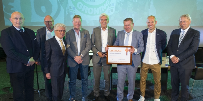 Nijland ontvangt op laatste werkdag twee onderscheidingen