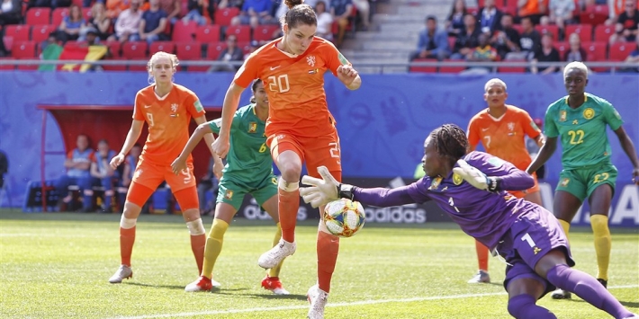 Oranje bij laatste zestien na moeizame zege op Kameroen