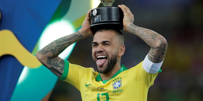 Dani Alves uitgeroepen tot beste speler van Copa America