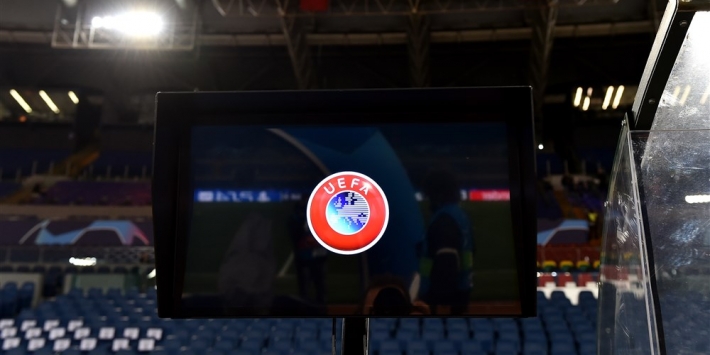 Ajax loopt supporters op Anfield tegen Liverpool nét mis