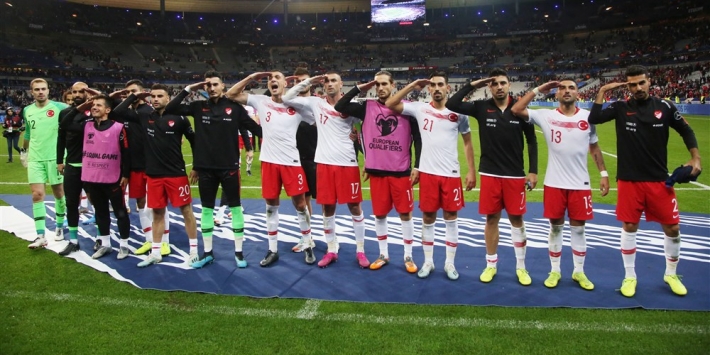 Turkije beboet voor saluut, schorsing voor kopstoot aan Tadic