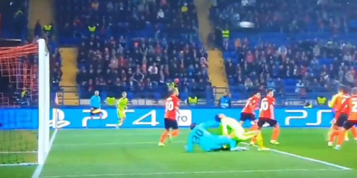 Video: Shakhtar-keeper veroorzaakt onbegrijpelijke penalty