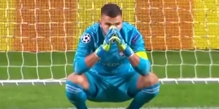 Video: Lyon-keeper maakt desastreuze blunder met foute uitworp