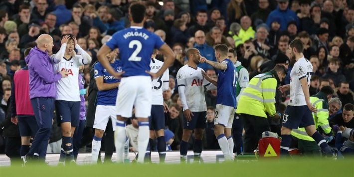Everton-middenvelder Gomes naar huis na succesvolle operatie