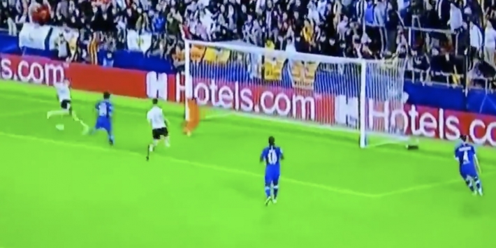 Video: enorme misser Valencia-aanvaller Gómez tegen Chelsea