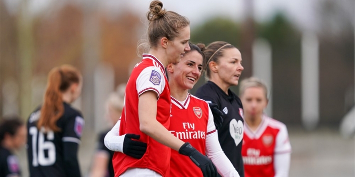 Miedema eindigt doelpuntendroogte en helpt Arsenal aan zege