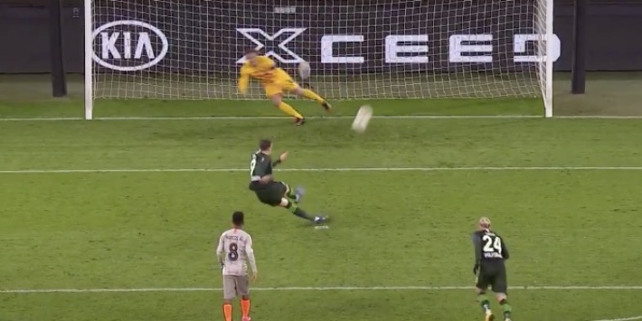 Video: Weghorst glijdt uit en schiet penalty huizenhoog over
