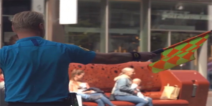Video: Kevin Blom deelt gele en rode kaarten uit in Den Haag