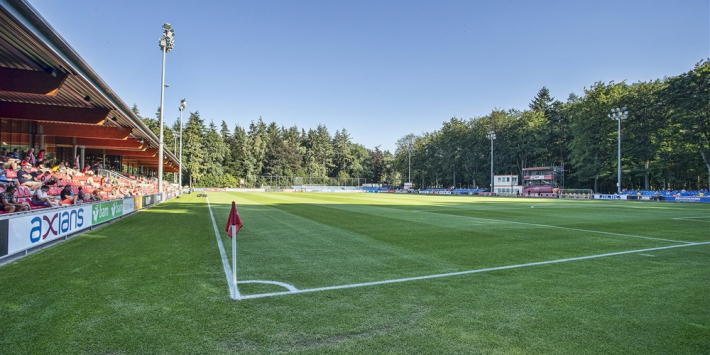 PSV-complex besmeurd met clubkleuren ADO Den Haag