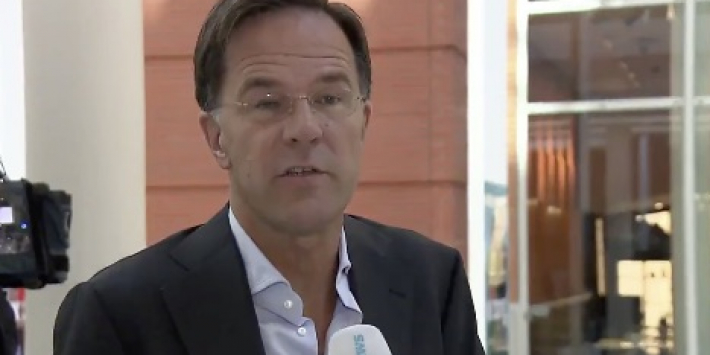 Video: Rutte vindt dat voetbalfans 'hun bek moeten houden'