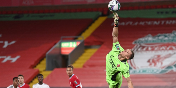 Leno helpt Arsenal na pingels langs Liverpool in League Cup