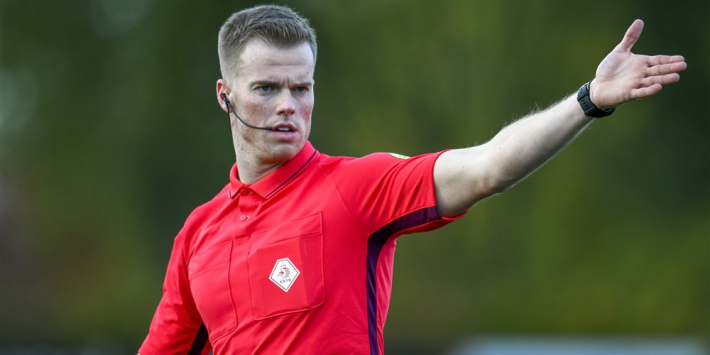 25-jarige arbiter maakt debuut in Eredivisie: "Gezonde spanning"