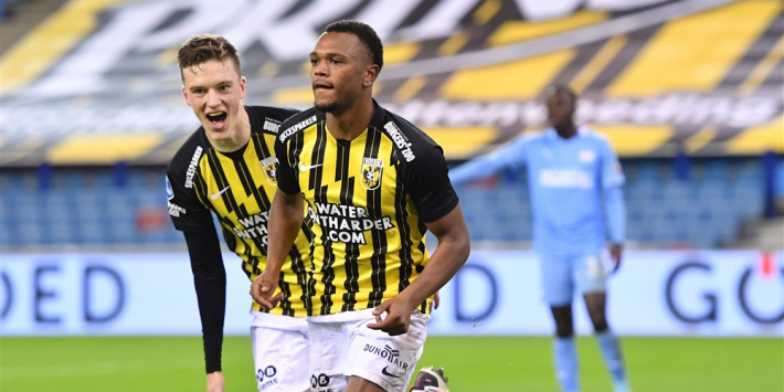 Gehavend PSV verliest de koppositie door uniek verlies bij Vitesse
