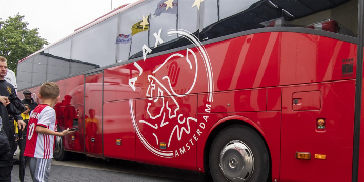 Hooligans Atalanta bekogelen spelersbus Ajax richting stadion