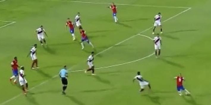 Video: Vidal helpt Chili aan zege met absolute wereldgoal