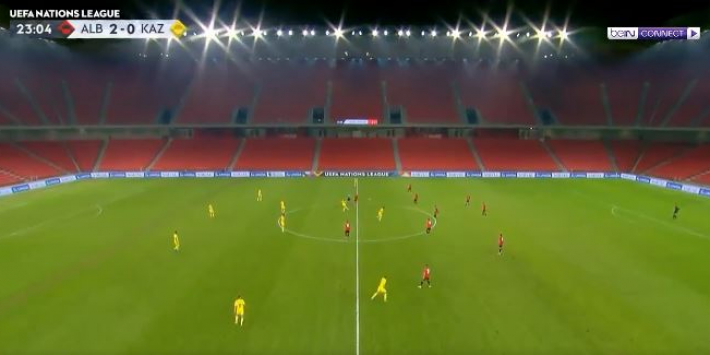Video: Doelpunt van eigen helft uit aftrap Kazachstan