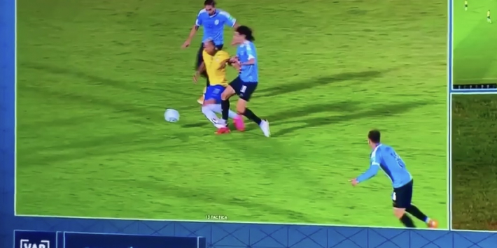 Video: Cavani krijgt rood na smerige tackle, wissel Richarlison