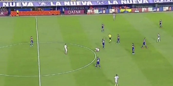 Video: Tévez maakt extreem smerige overtreding na 3 seconden