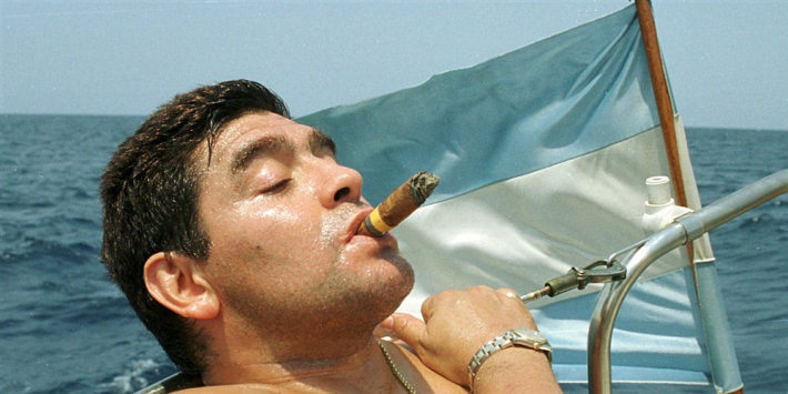 Media-overzicht: 'Maradona verloor zijn eigen joystick'