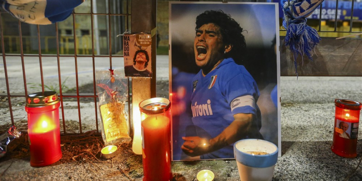 Lichaam Maradona onder grote belangstelling naar paleis