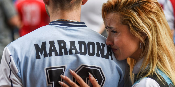 Spelers Napoli hullen zich in speciaal shirt voor Maradona