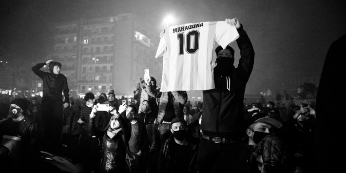 Maradona na tumultueuze dag in besloten kring begraven