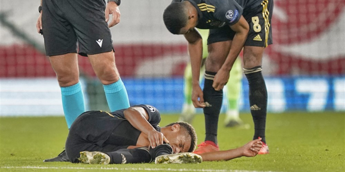 Mogelijk slecht nieuws voor Ajax: Neres met onderbeen in brace