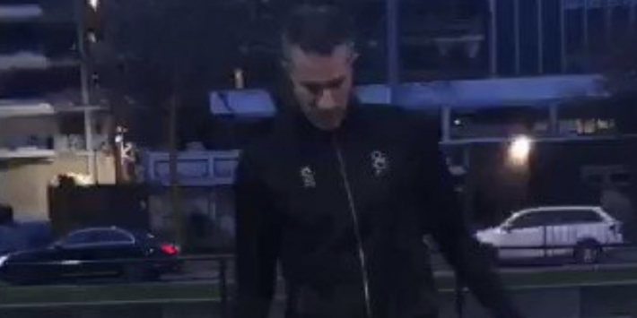 Video: Van Persie doet mee aan Maradona-challenge
