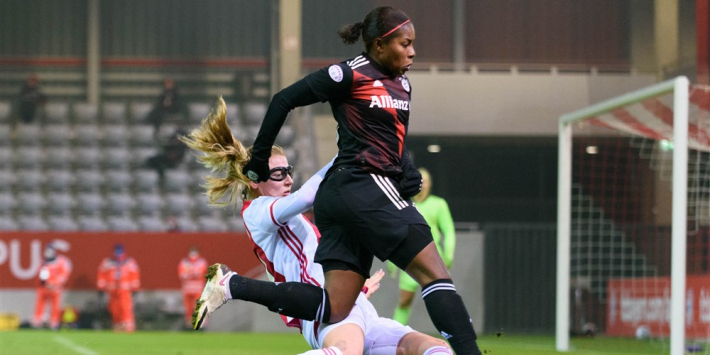 Vrouwen Ajax en PSV uitgeschakeld in CL, jarige Martens scoort