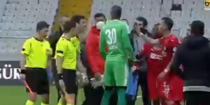 Video: rood voor Turkse speler die met telefoon voor VAR speelt