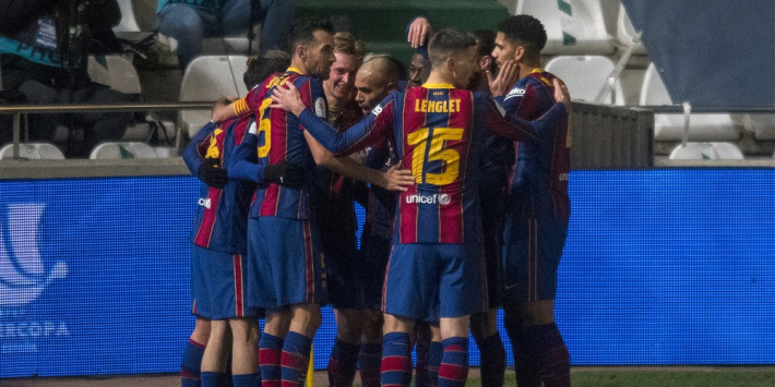 Barcelona naar finale Supercopa na bizarre hoofdrol voor De Jong