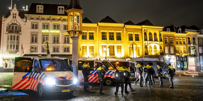 Voetbalsupporters de straat op om rellen te voorkomen