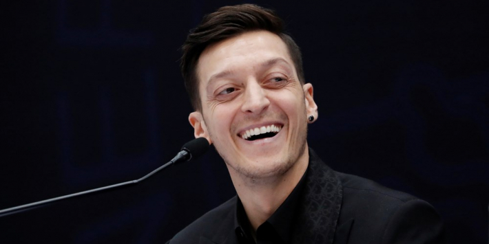 Özil maakt na elf maanden rentree in officieel duel