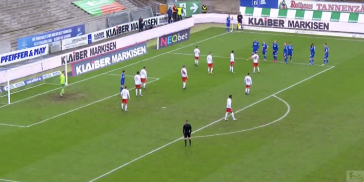 Video: Karlsruher scoort bijna met bijzondere cornervariant