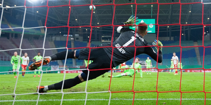 Gemiste penalty Weghorst komt Wolfsburg duur te staan in beker