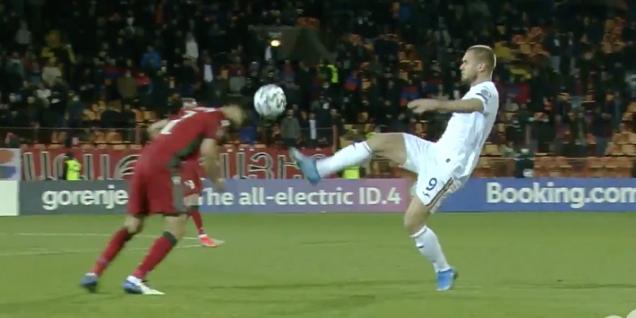 Video: Puscas krijgt rood na karatetrap à la Nigel de Jong