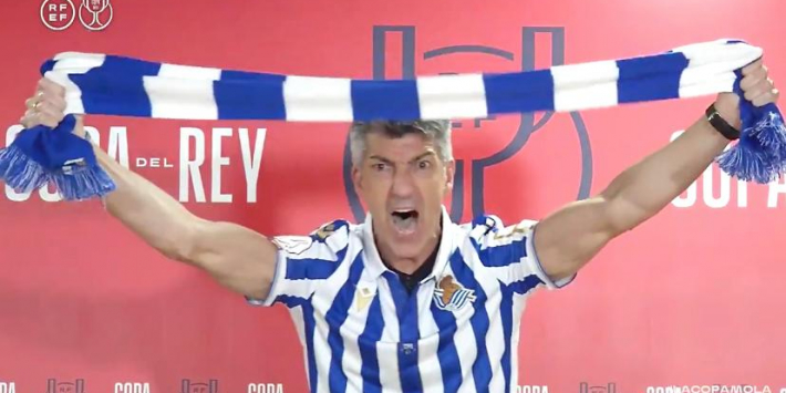 Video: coach Sociedad scheeuwt clublied na gewonnen beker