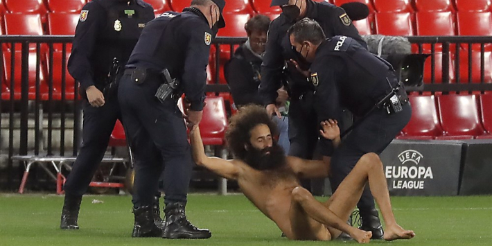 Granada-streaker verstopte zich 14 uur onder doek in het stadion