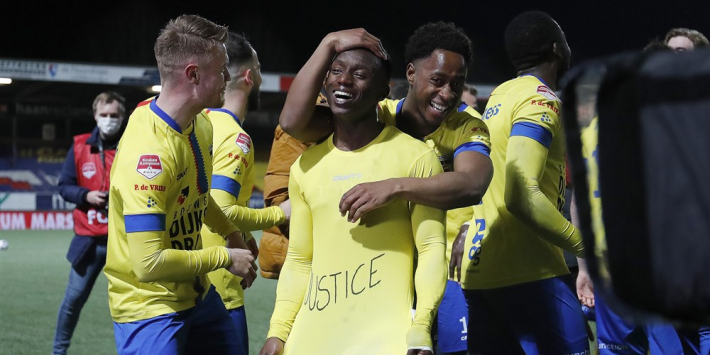 Kallon toont 'justice'-shirt: "Vorig seizoen werden we niet beloond"