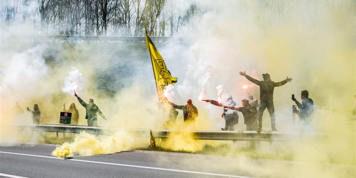Duizenden Vitesse-fans zwaaien spelersbus uit
